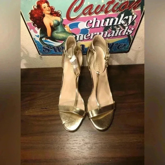 Gold Heels size 8.5 - Picture 2 of 9